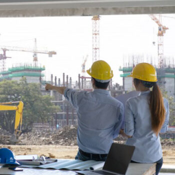 grupo-ingenieros-reunion-trabajadores-discusion-proyecto-construccion-trabajo-sitio-dedo-punta-obra_1439-10